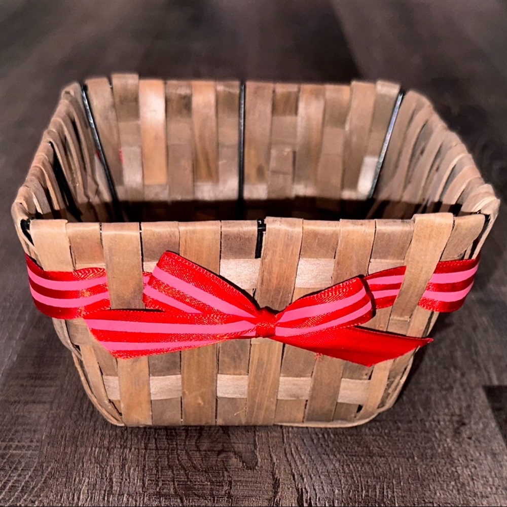 💞 Small Square Wicker Basket With Ribbon